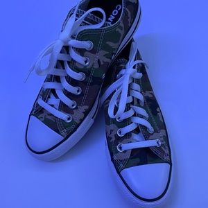 Camo size womens 8 low top converse: new without box
